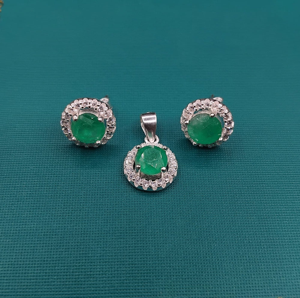 Set Halo Esmeralda · Plata 925 con esmeralda natural, topos y dije