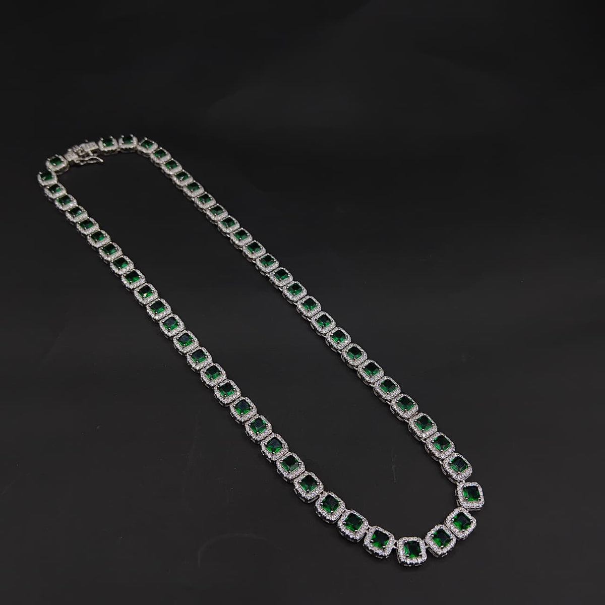 Collar Riviera Verde Cuadrada · Plata rodinada con piedrería verde y blanca