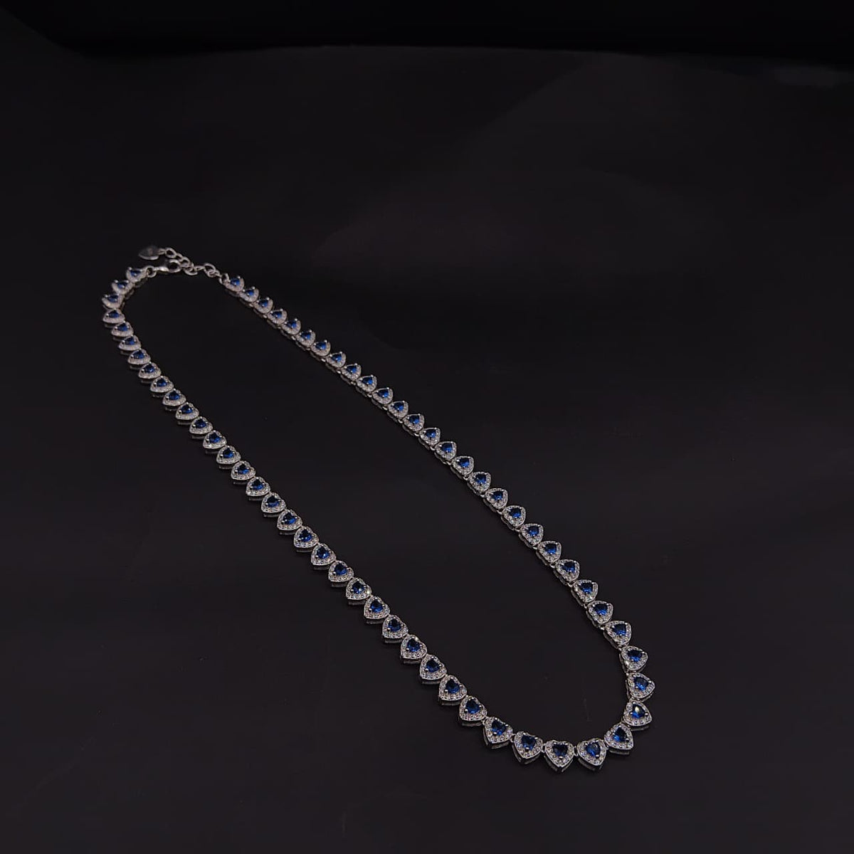 Collar Corazones Azules · Plata rodinada con piedrería azul y blanca