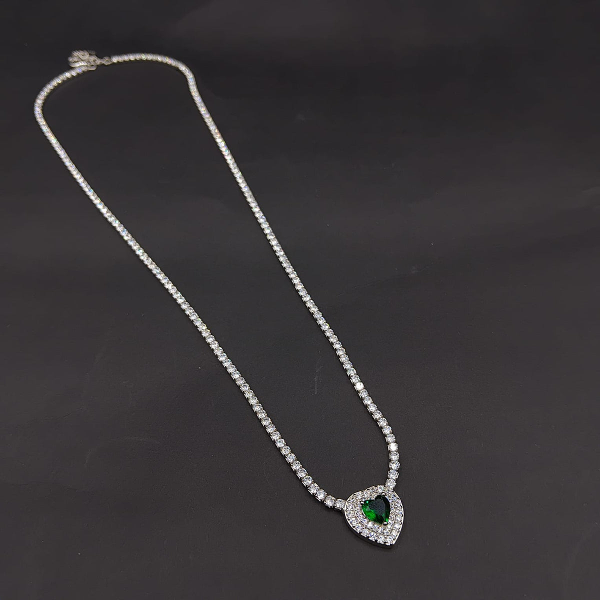 Collar Corazón Verde · Plata rodinada, 50 cm
