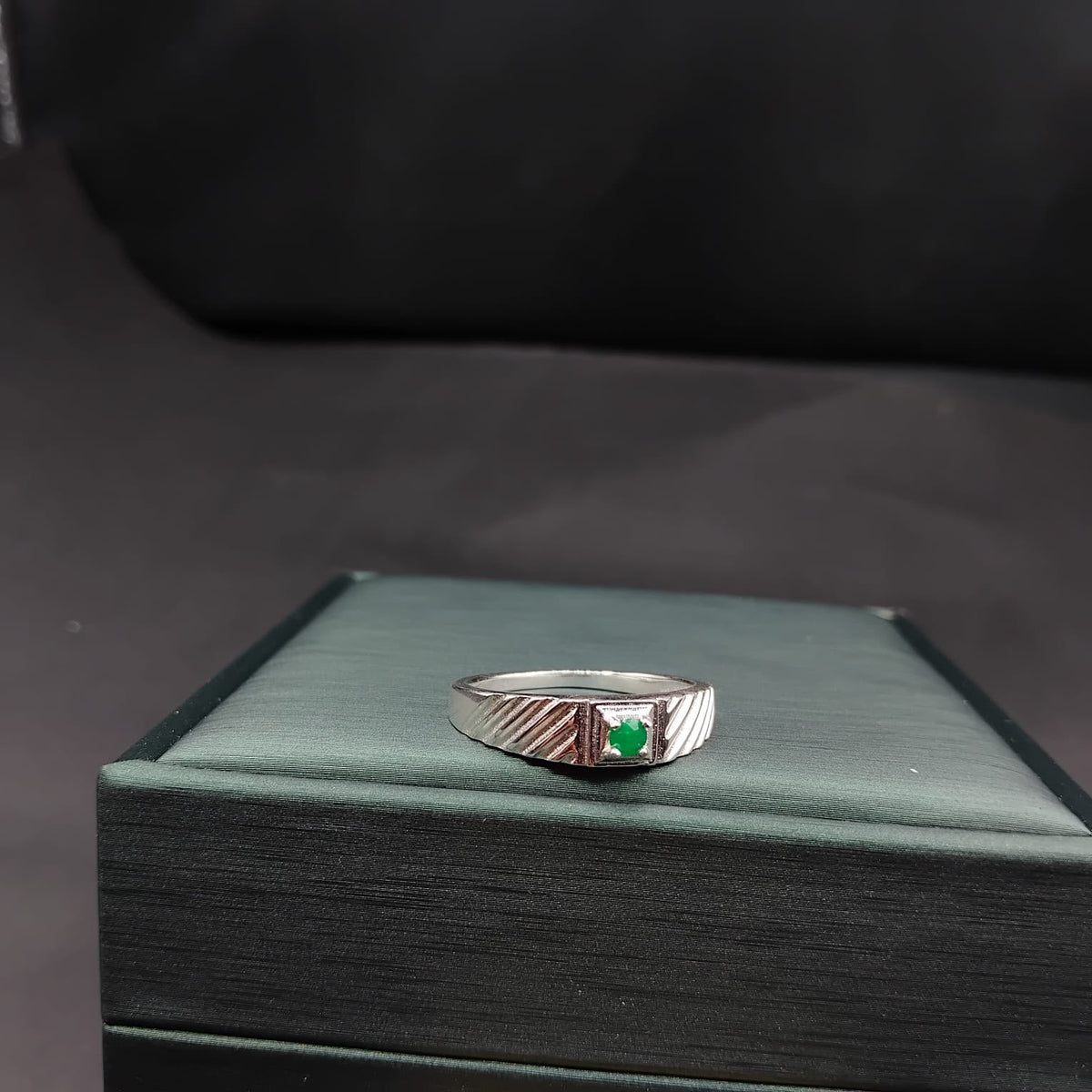 Anillo Peñas Blancas · Plata 925 para hombre con esmeralda natural