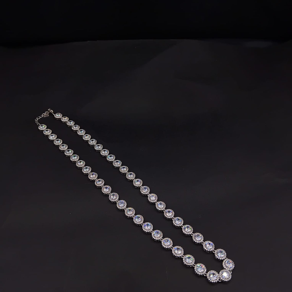 Collar Halo Blanco · Plata rodinada, 45 cm