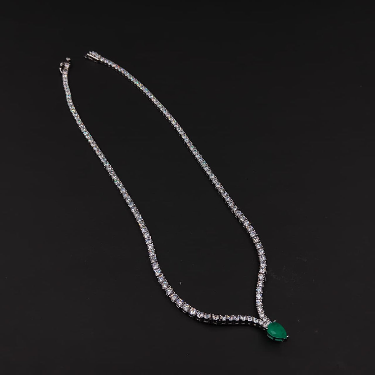 Collar Gota Verde · Plata rodinada, 43 cm
