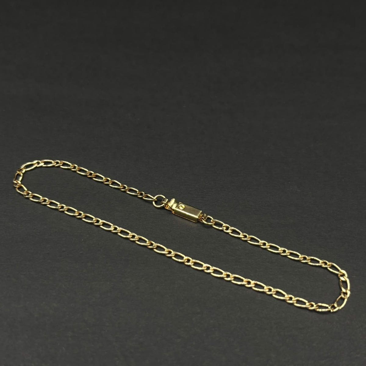 Pulsera Fígaro Roma · Oro laminado, 21 cm · 2,4 mm