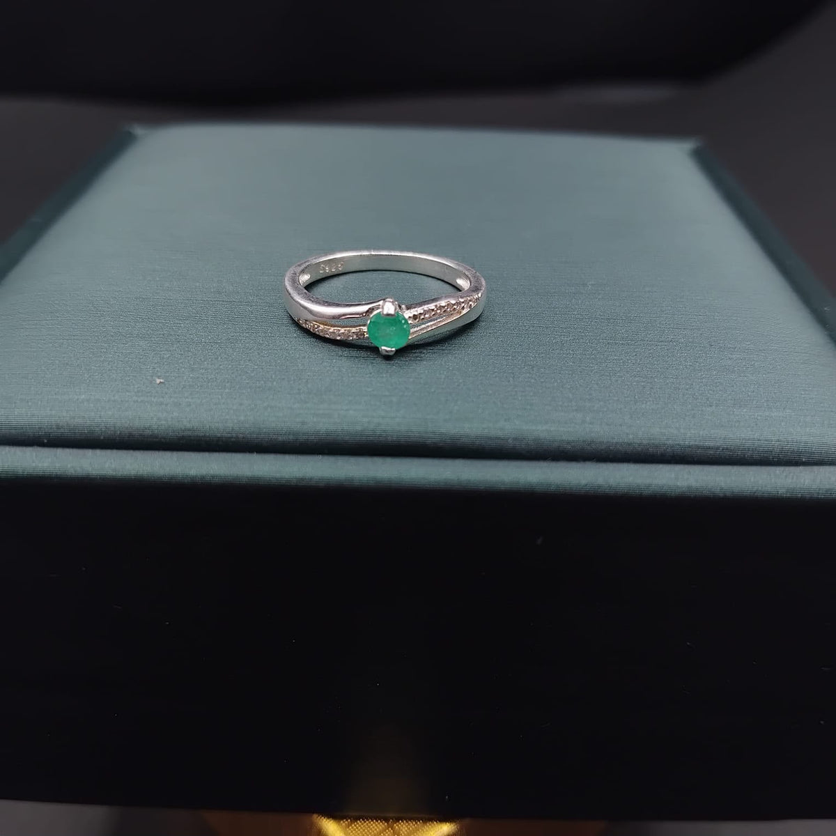 Anillo Esmeralda Encanto · Plata 925 con esmeralda natural, talla 5