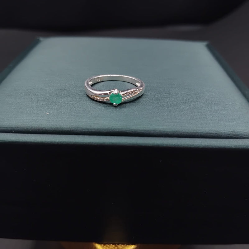 Anillo Esmeralda Encanto · Plata 925 con esmeralda natural, talla 5