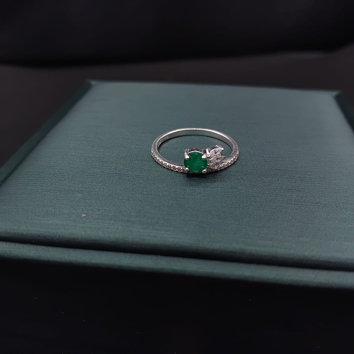 Anillo Esmeralda Promesa · Plata 925 con esmeralda natural, talla 7