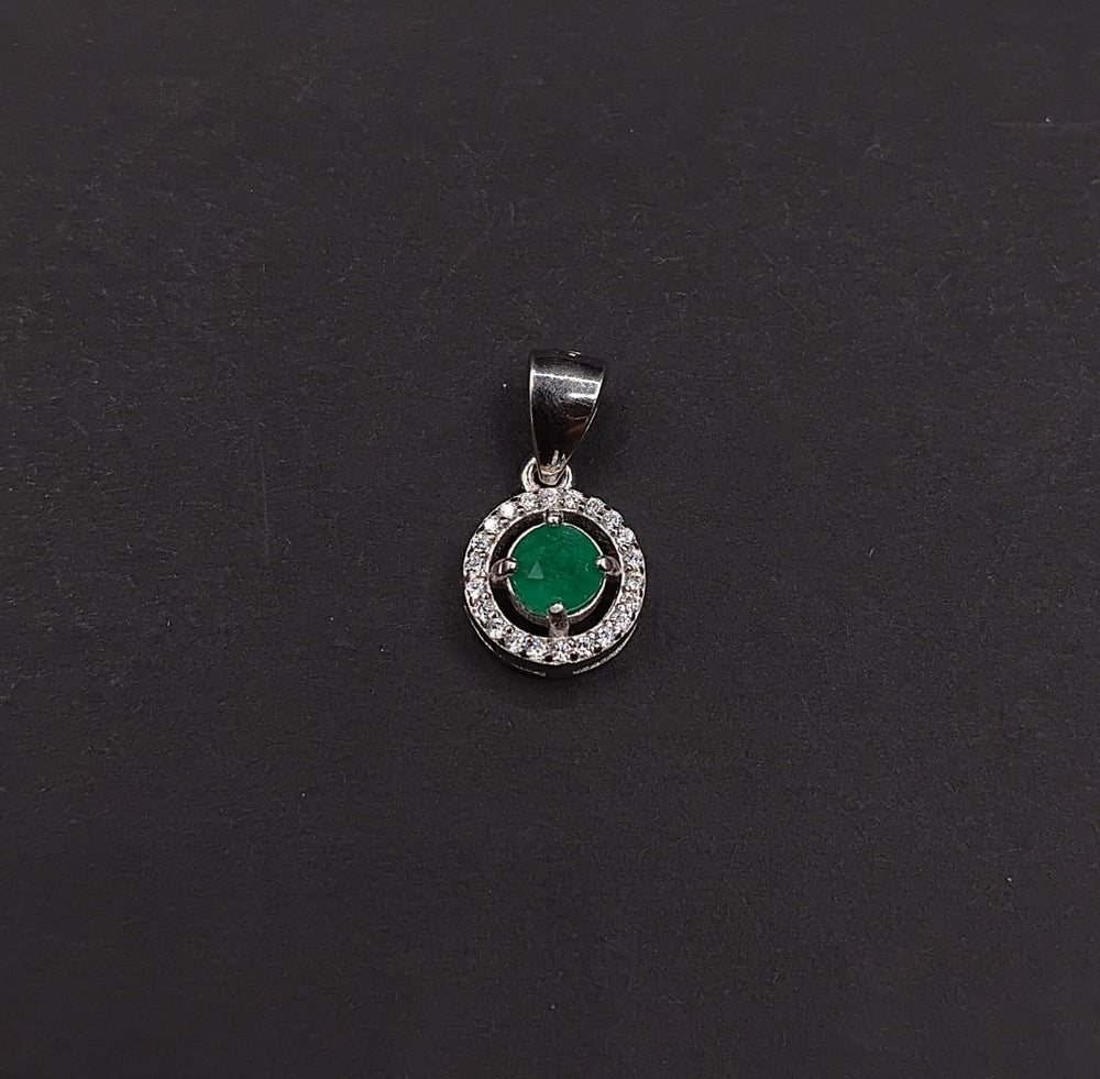 Dije Halo Esmeralda · Plata 925 con esmeralda