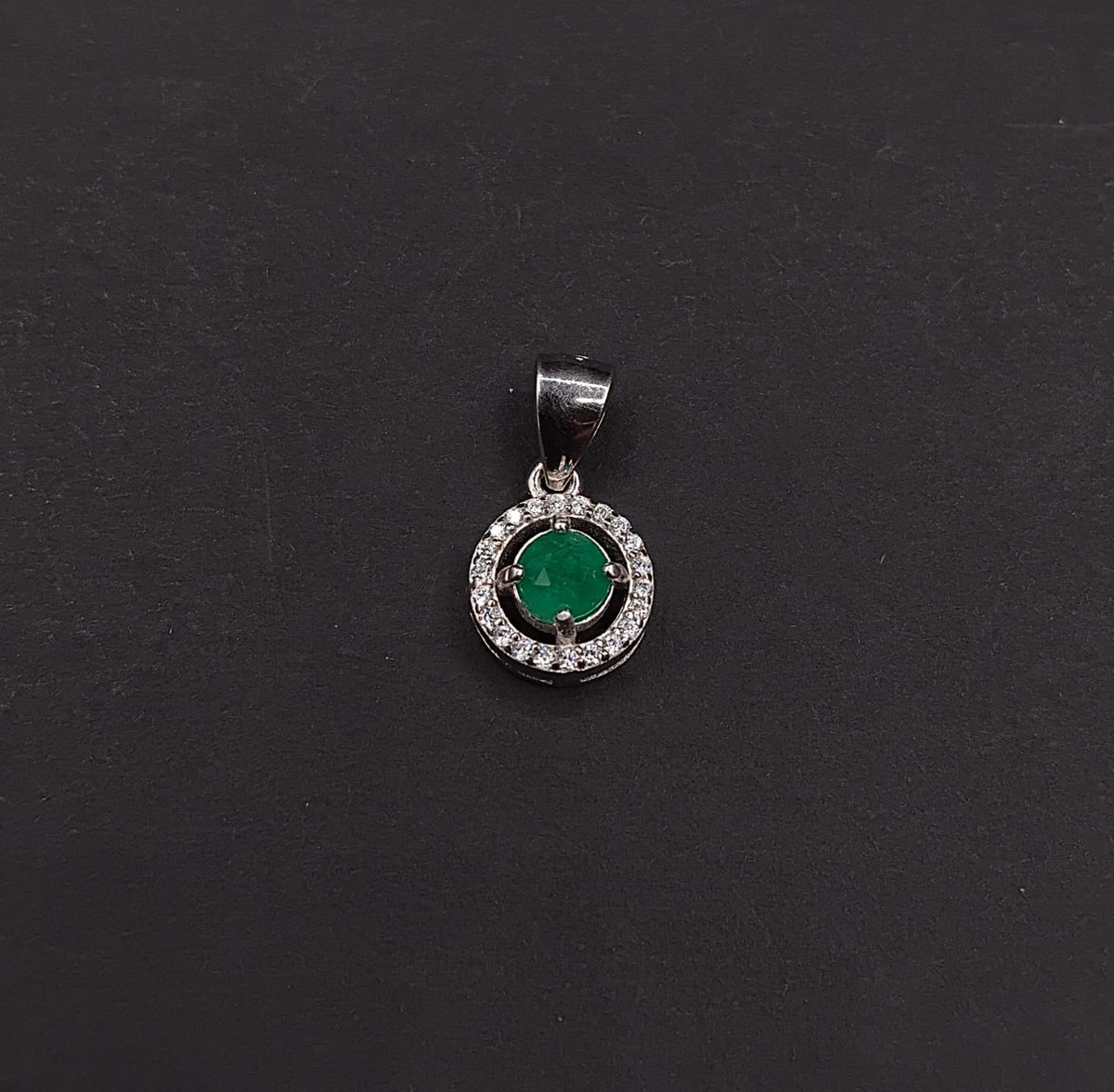 Dije Halo Esmeralda · Plata 925 con esmeralda