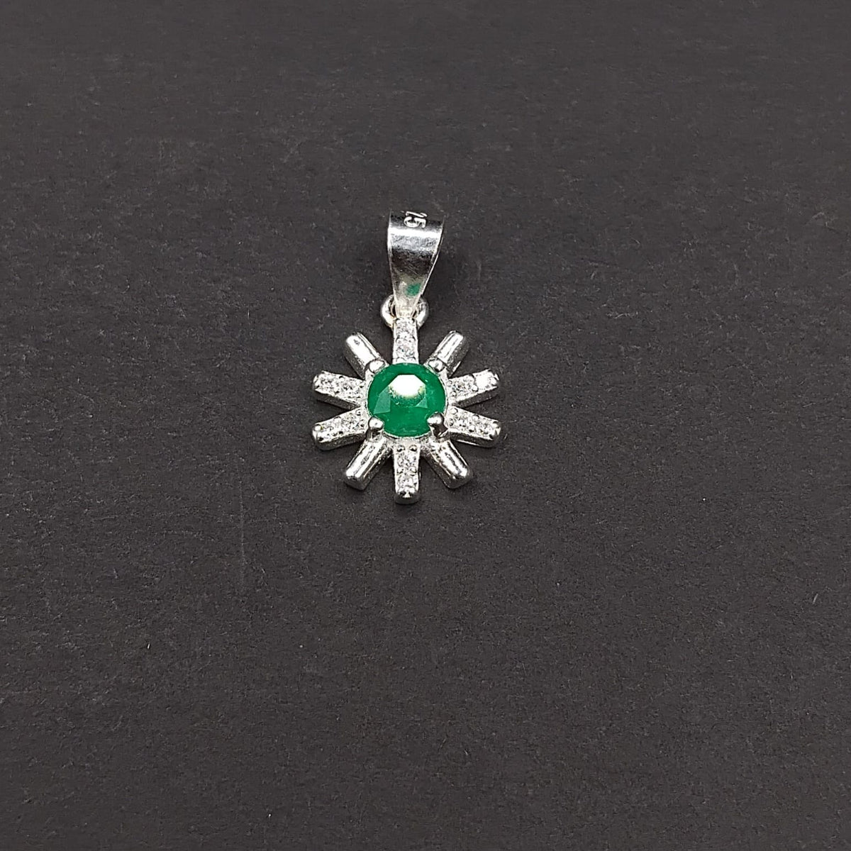Dije Sol Esmeralda · Plata 925 con esmeralda natural