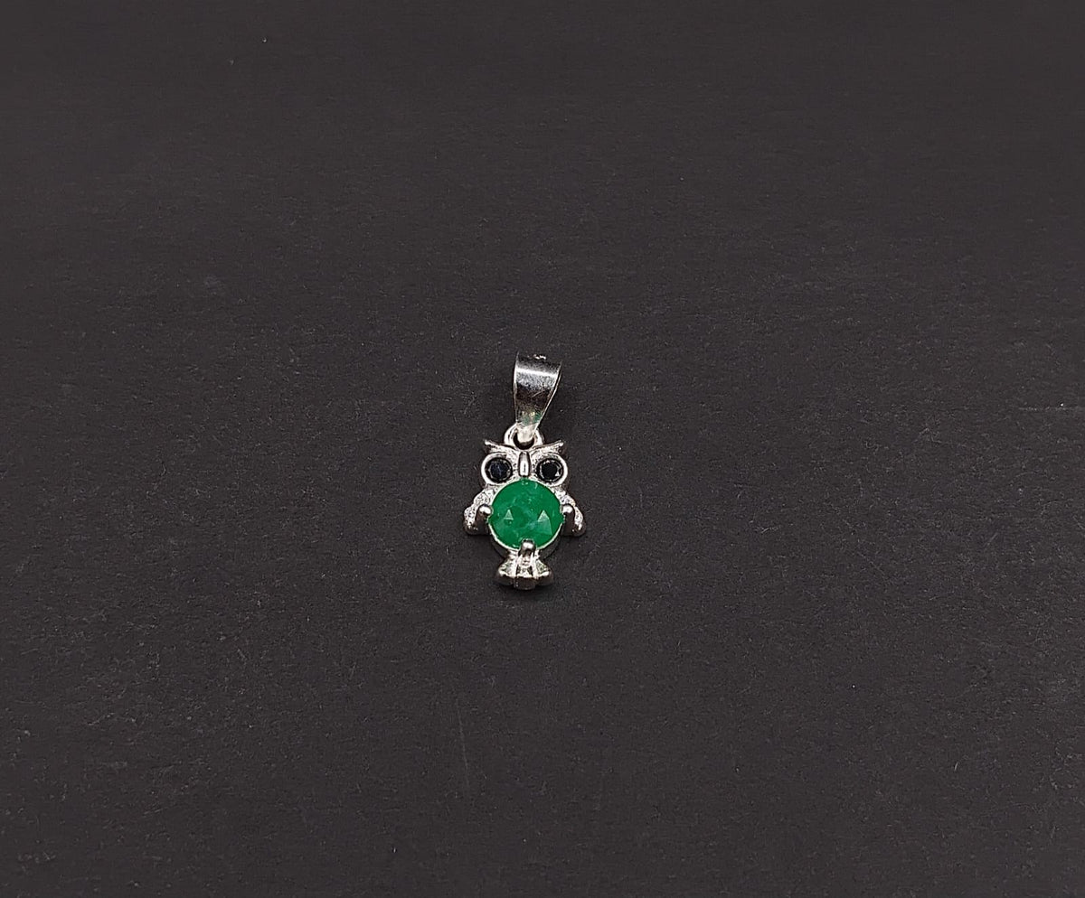 Dije Búho Esmeralda · Plata 925 con esmeralda natural