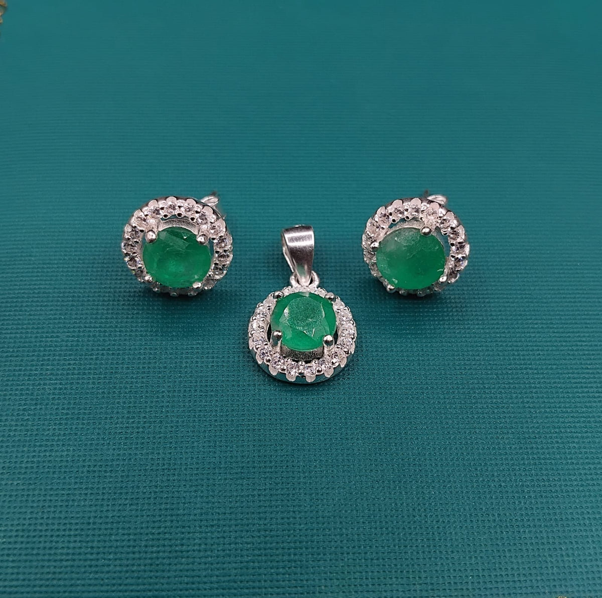 Set Halo Esmeralda · Plata 925 con esmeralda natural, topos y dije
