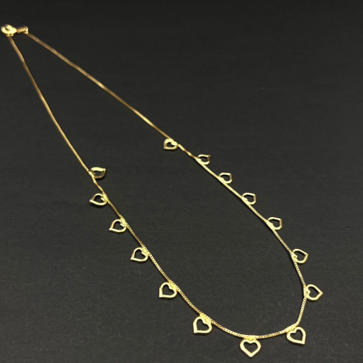 Collar Lluvia de Corazones · Oro laminado, 45 cm